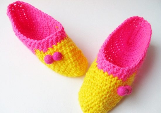 Try these amazing DIY crochet slippers that are really easy to make and gives a cozy and comforting feel to your feet