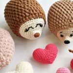 Romantic_Hedgehog_Hearts_Crochet_Amigurumi_RaffamusaDesigns_Instagram_4_540