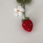 How to Crochet a Strawberry and a Daisy Hanger