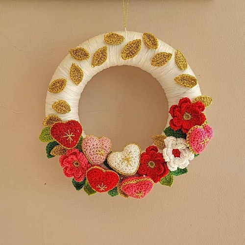 Crochet Christmas Wreath with Flowers and Hearts