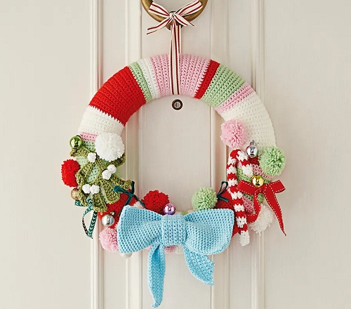 Make a colourful crochet wreath for Christmas