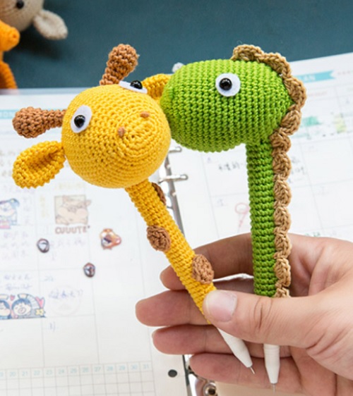 dinosaur and giraffe pen topper