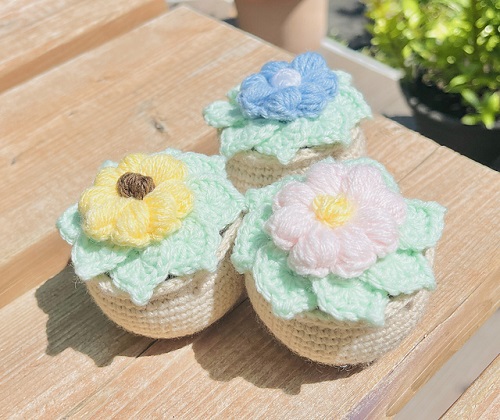crochet mini succulent with flowers