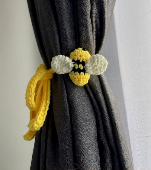 crochet bee curtain tieback