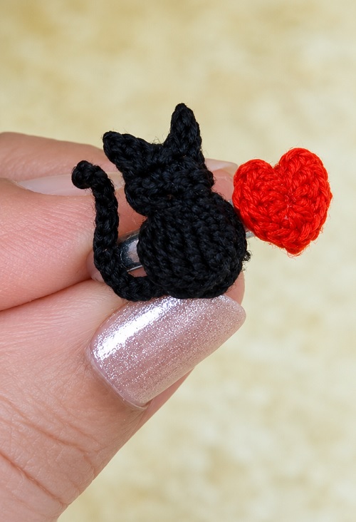5 Crochet Animal Rings Free Patterns 3 CUTE CAT AND HEART FINGER RING